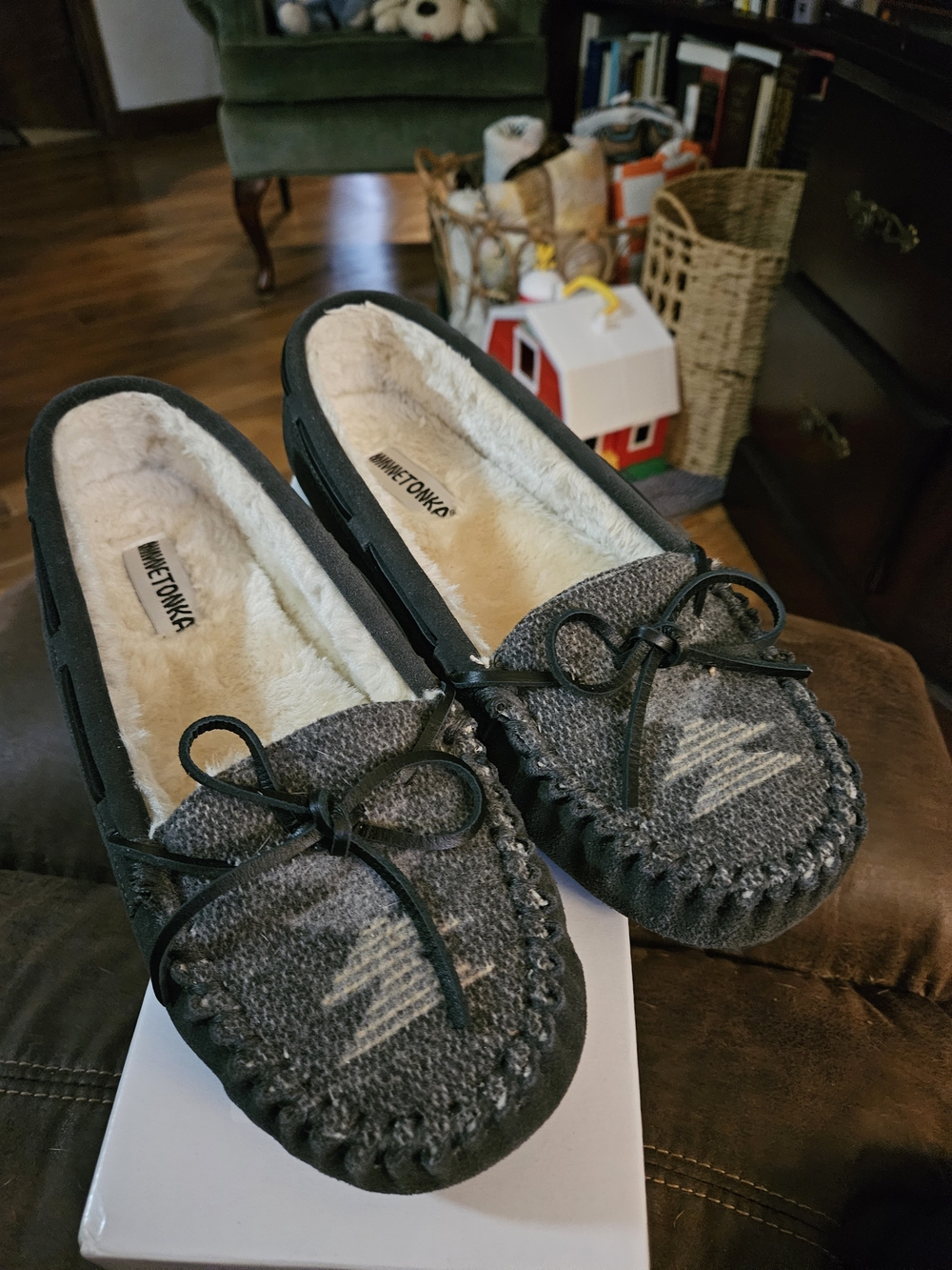 Minnetonka Women's Gray Knit-Accent Moccasin Slippers with Faux Fur
